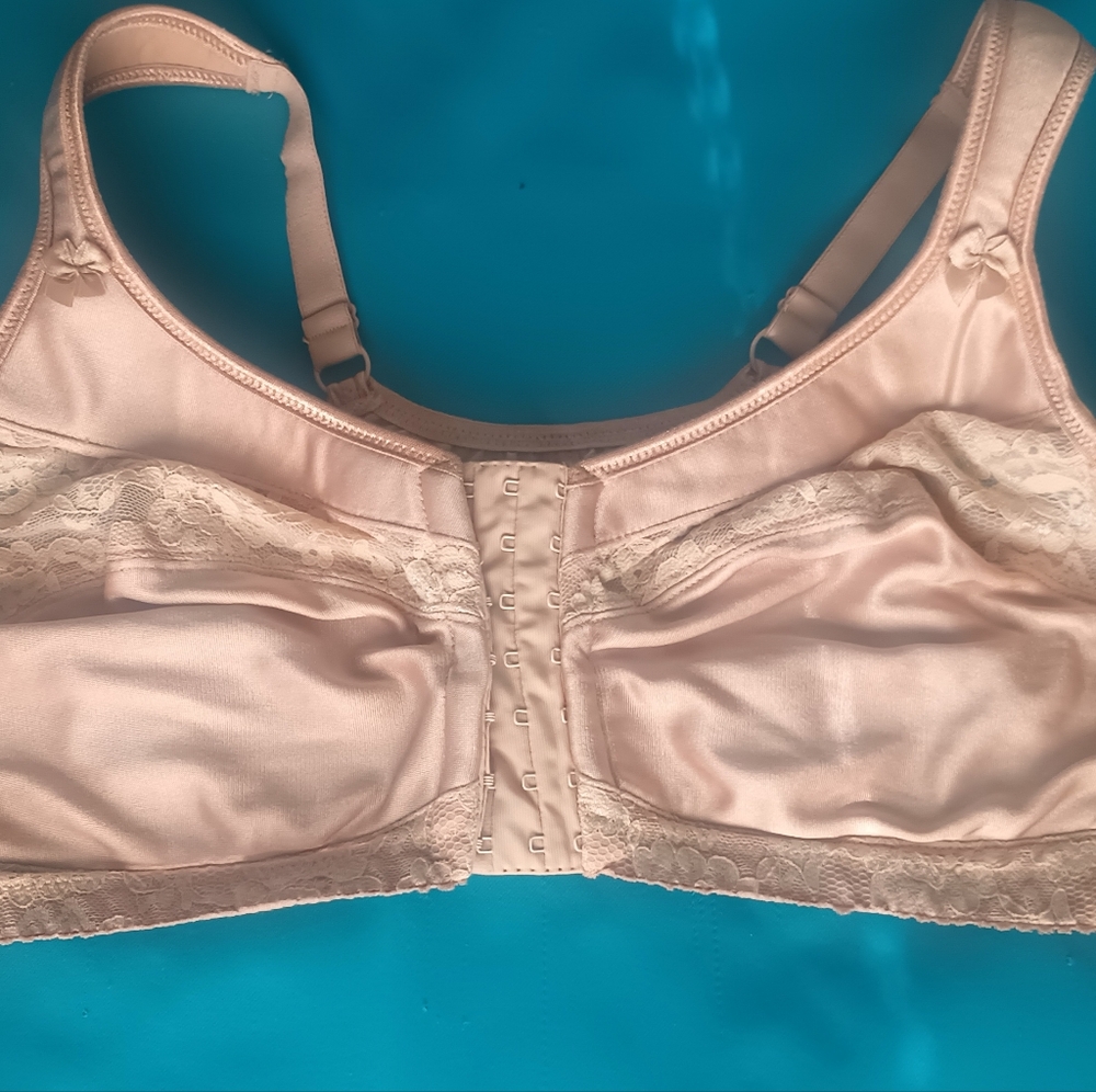 Comfort Choice Women's Front Closure Wireless Nude Bra Size 44C Pre-owned